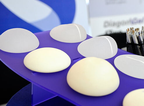 Augmentation des seins par prothèses